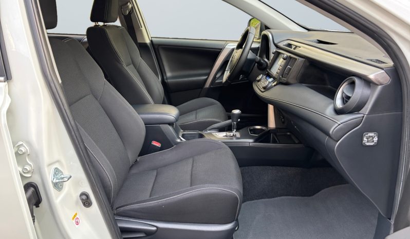 
								Toyota RAV4 Luxury 2.0 b/g AT AWD 2017 full									