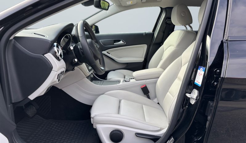 
								Mercedes-Benz GLA180 2017 full									