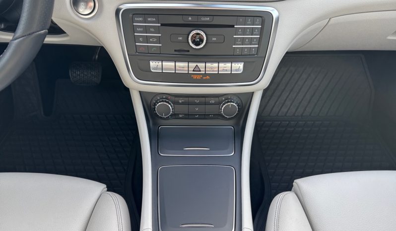 
								Mercedes-Benz GLA180 2017 full									