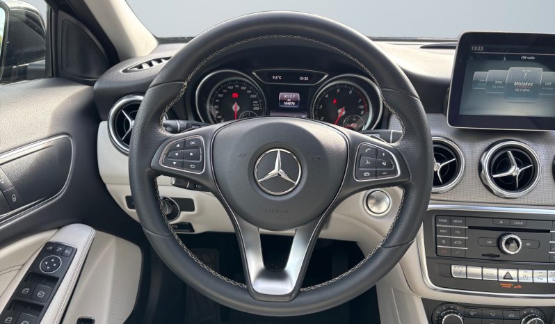 
								Mercedes-Benz GLA180 2017 full									