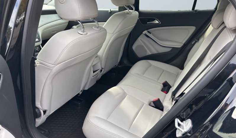 
								Mercedes-Benz GLA180 2017 full									