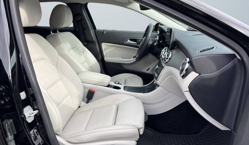 
								Mercedes-Benz GLA180 2017 full									