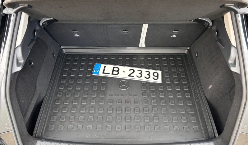 
								Mercedes-Benz GLA180 2017 full									