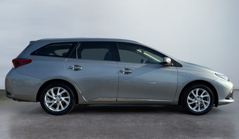 
								TOYOTA AURIS Touring Sports Hybrid full									