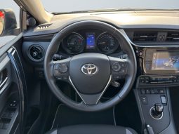 
										TOYOTA AURIS Touring Sports Hybrid full									