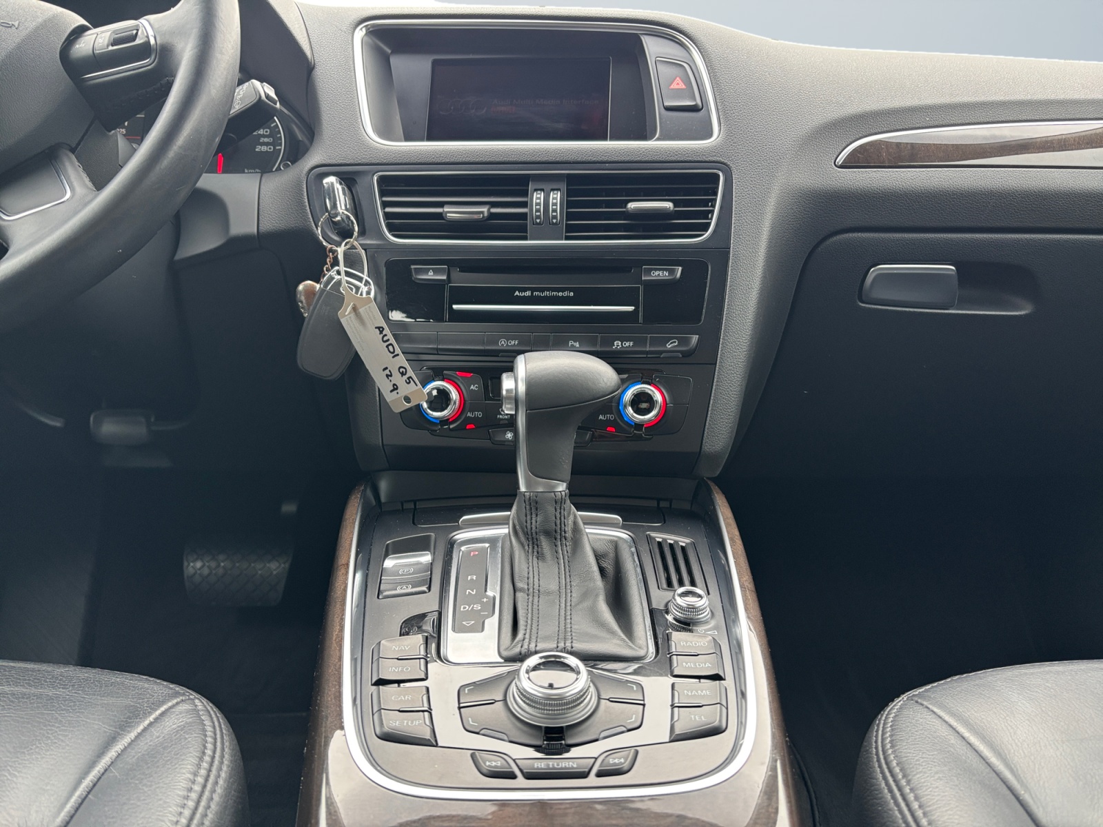 AUD5ZLPELEKSUATTR_10_center-console-down