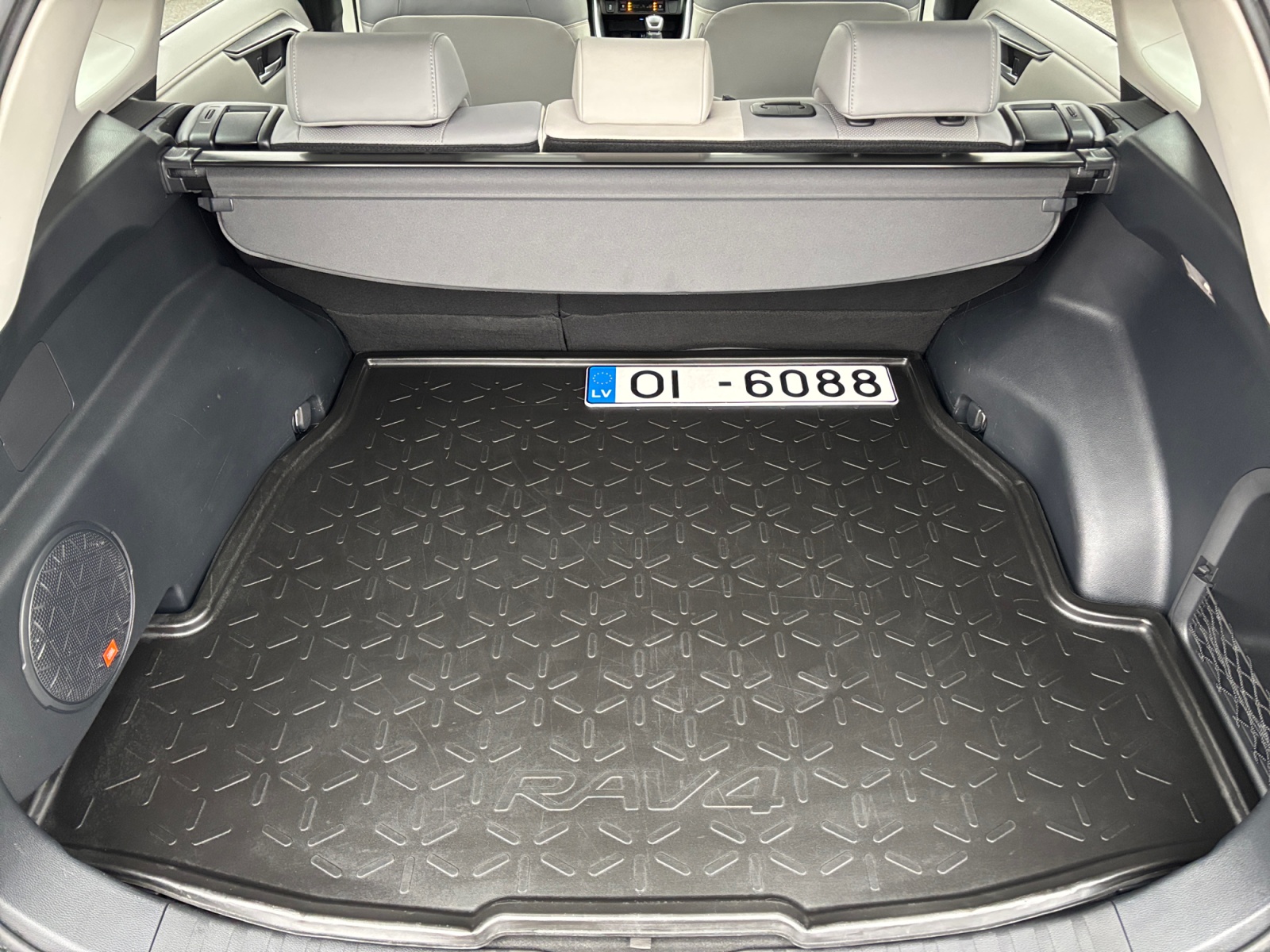 GLCKVBMBVNKNCJNVV_27_feature-12