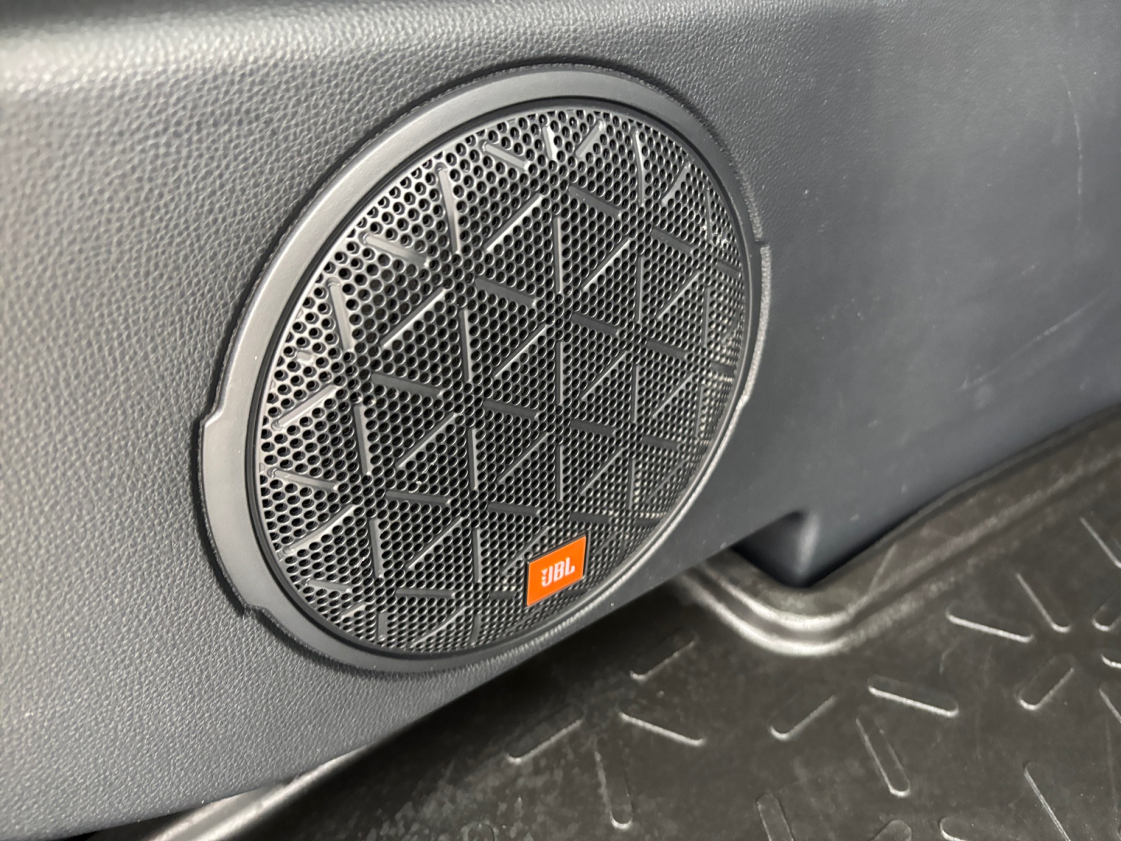 GLCKVBMBVNKNCJNVV_28_feature-13