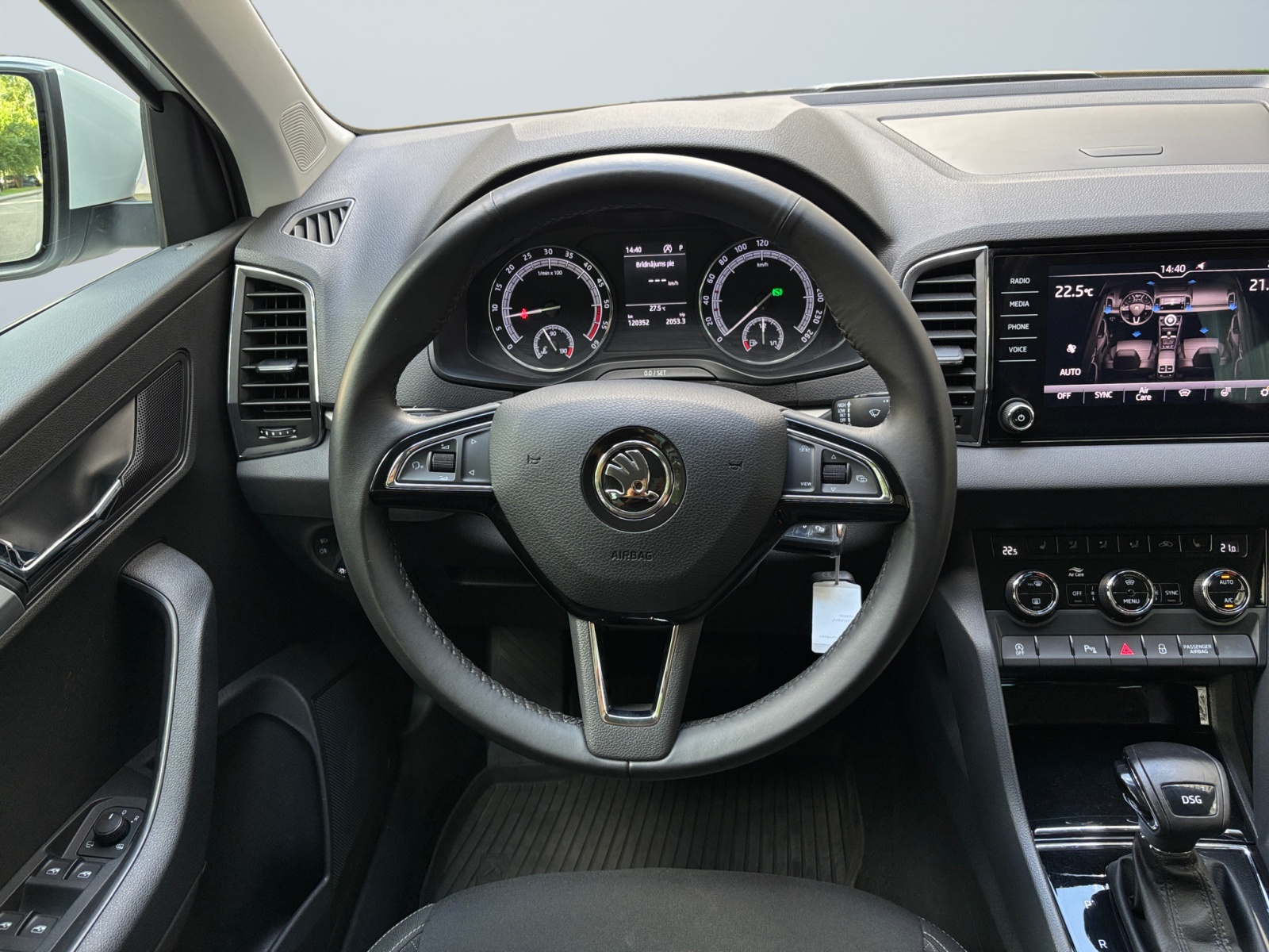 HDLBDLDBDBSKMSVVV_11_steering-wheel-driver