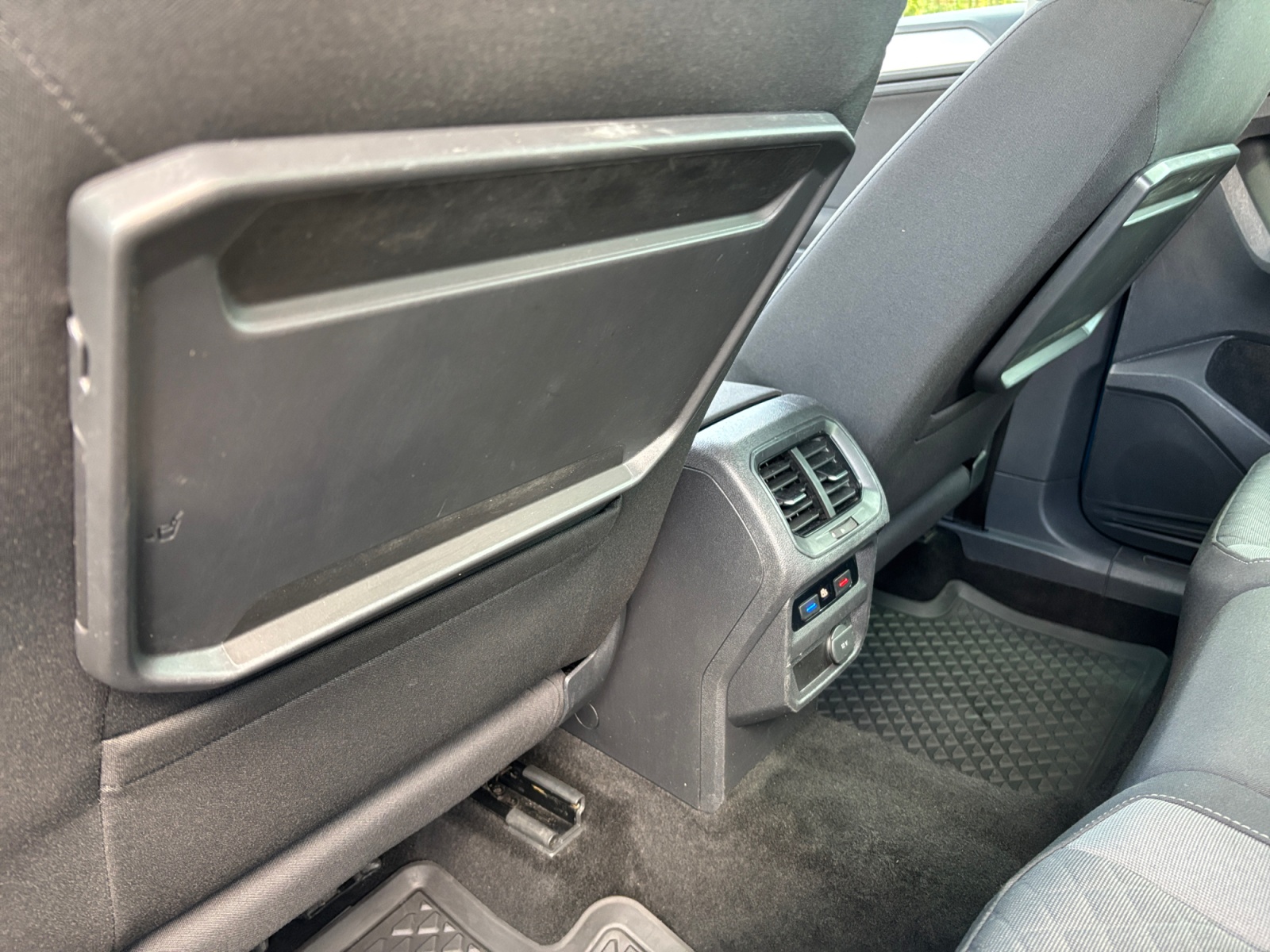 VYVUZLL01NZKVV3U5_19_feature-4