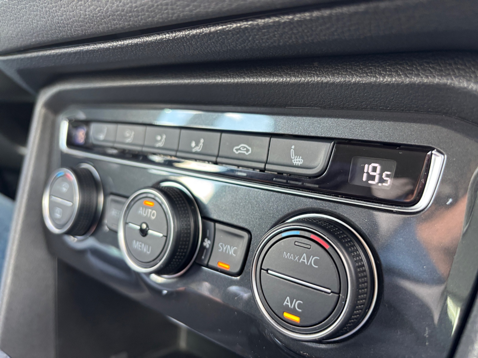 VYVUZLL01NZKVV3U5_21_feature-6