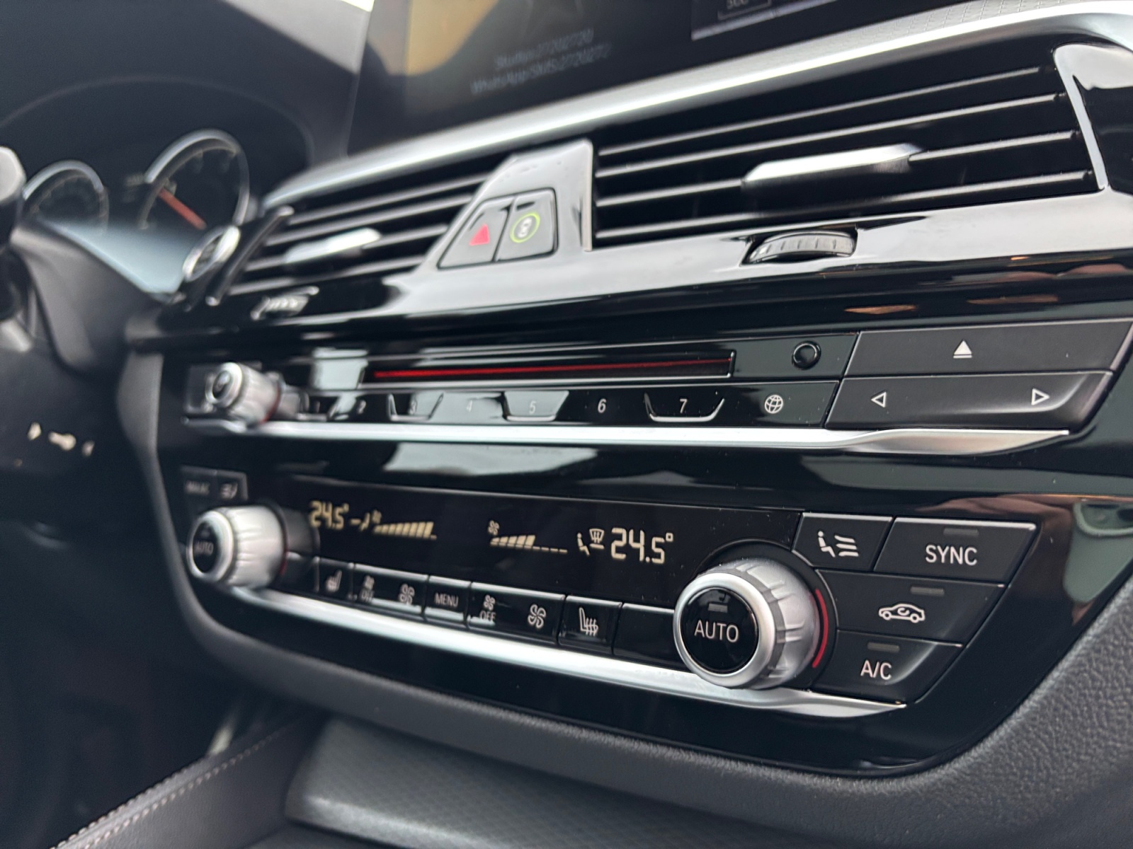 WBAJW81090BK59846_16_feature-1