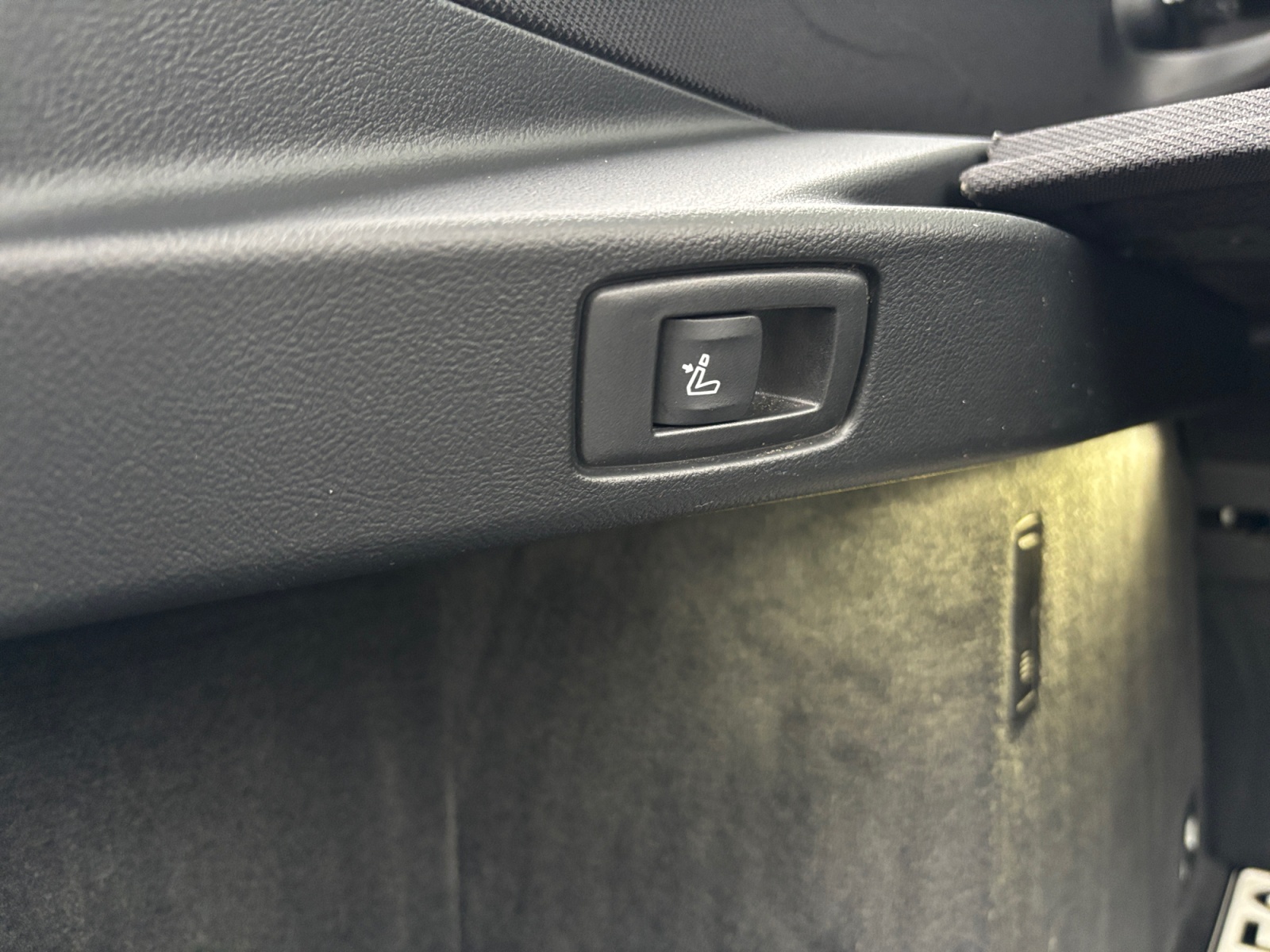 WBAJW81090BK59846_30_feature-15