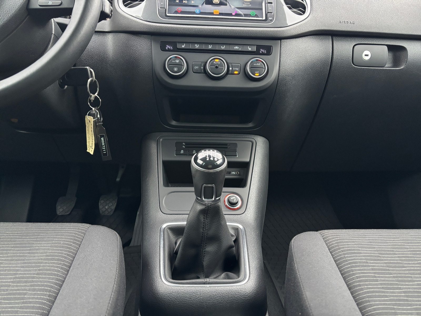 WVGZZZ5NZGW097211_10_center-console-down