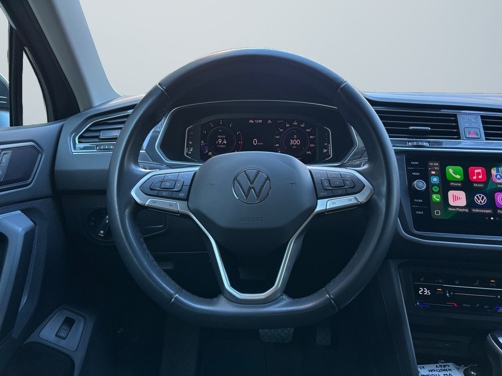 WVGZZZ5NZNW014872_11_steering-wheel-driver