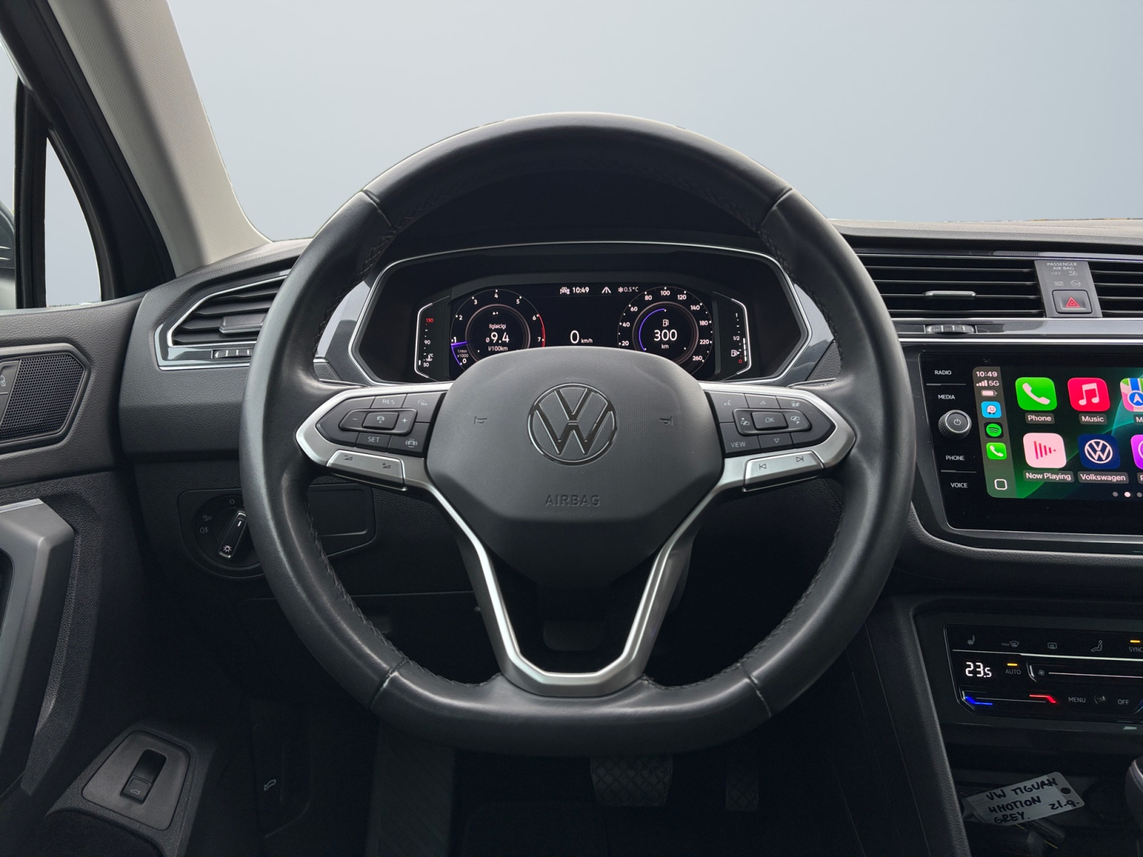 WVTGUAN2021GREY4M_11_steering-wheel-driver