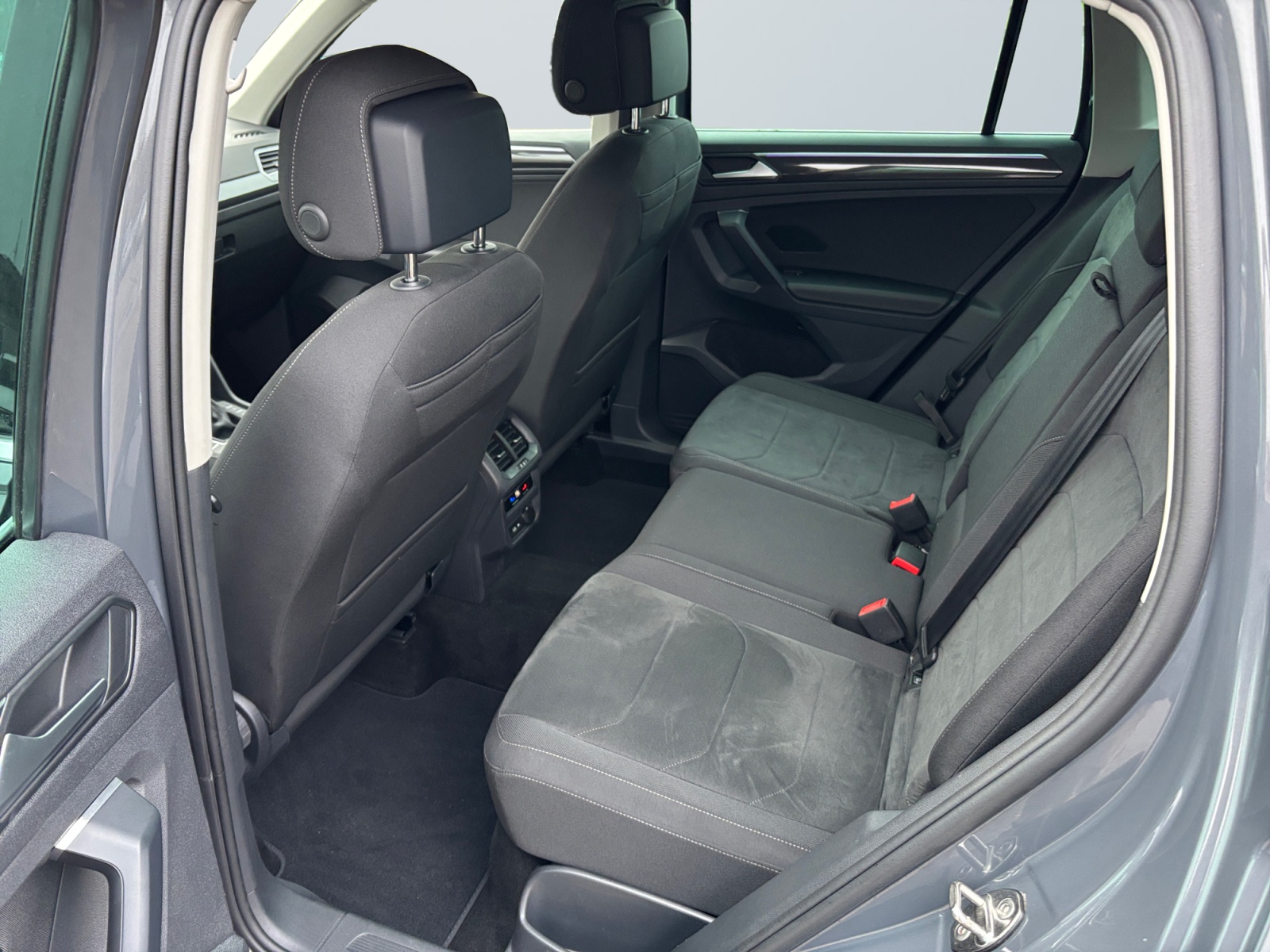 WVTGUAN2021GREY4M_12_rear-row-driver