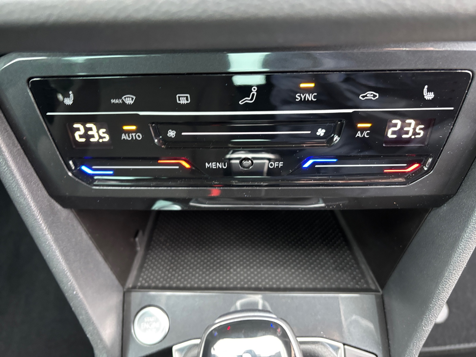 WVTGUAN2021GREY4M_16_feature-1