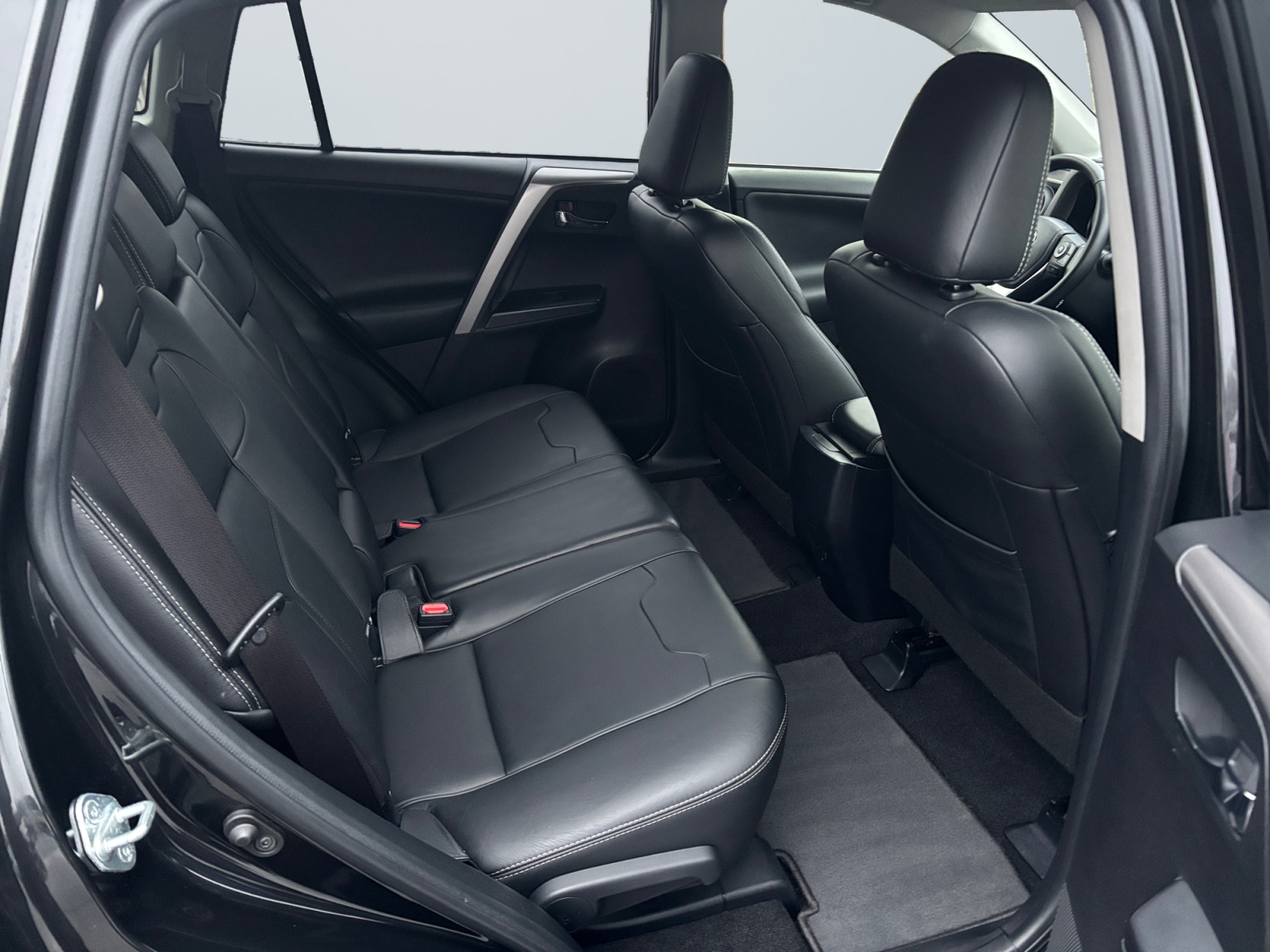 HSKDNDKDBDJDVVVHN_12_rear-row-driver