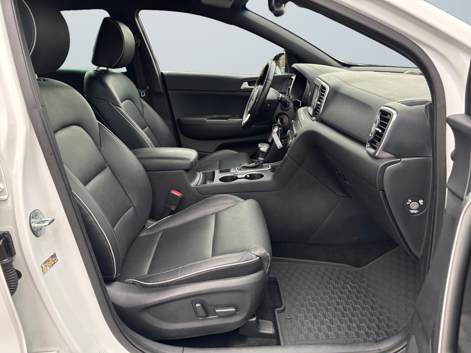 JSMDBDMDBNDVBBNVB_14_enter-codriver-driver