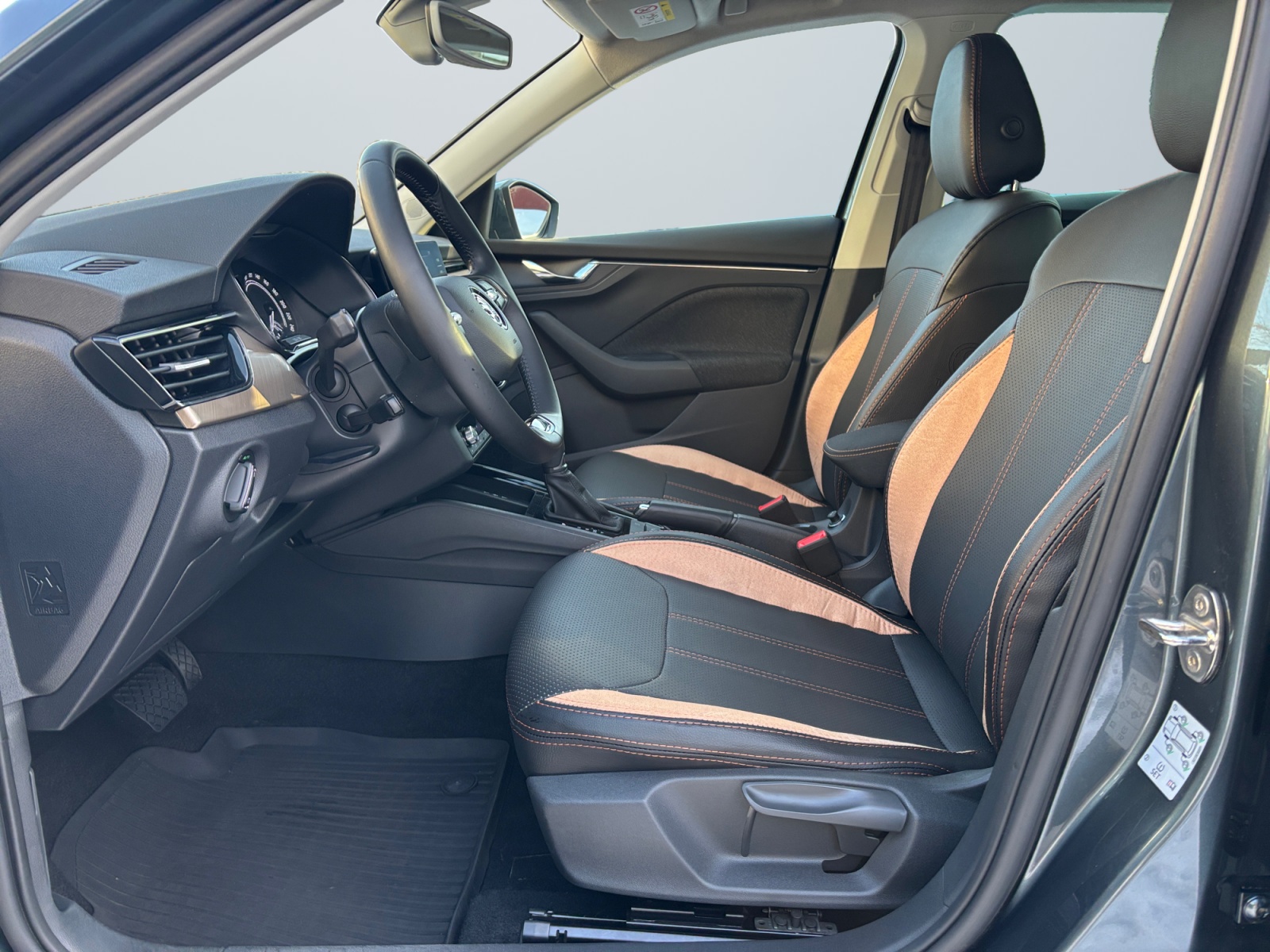 TMBGK9NW8M3038435_08_enter-driver-codriver