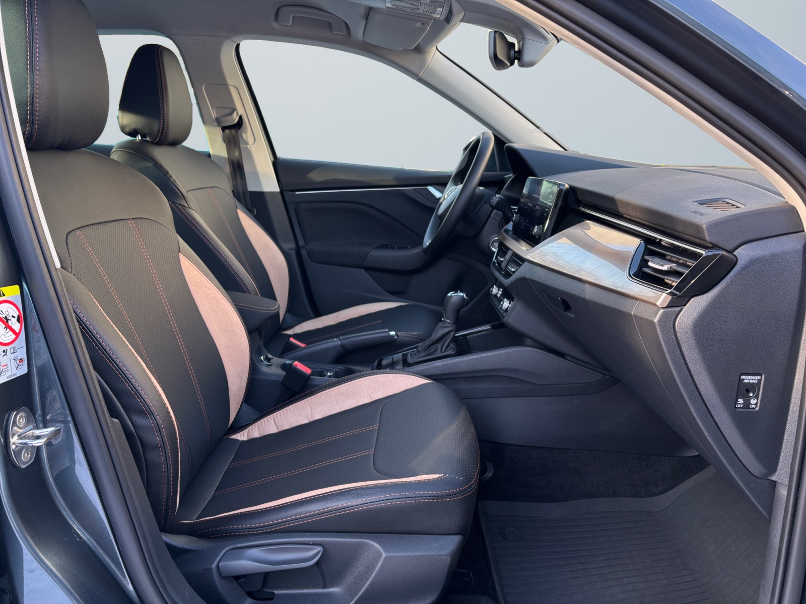 TMBGK9NW8M3038435_14_enter-codriver-driver