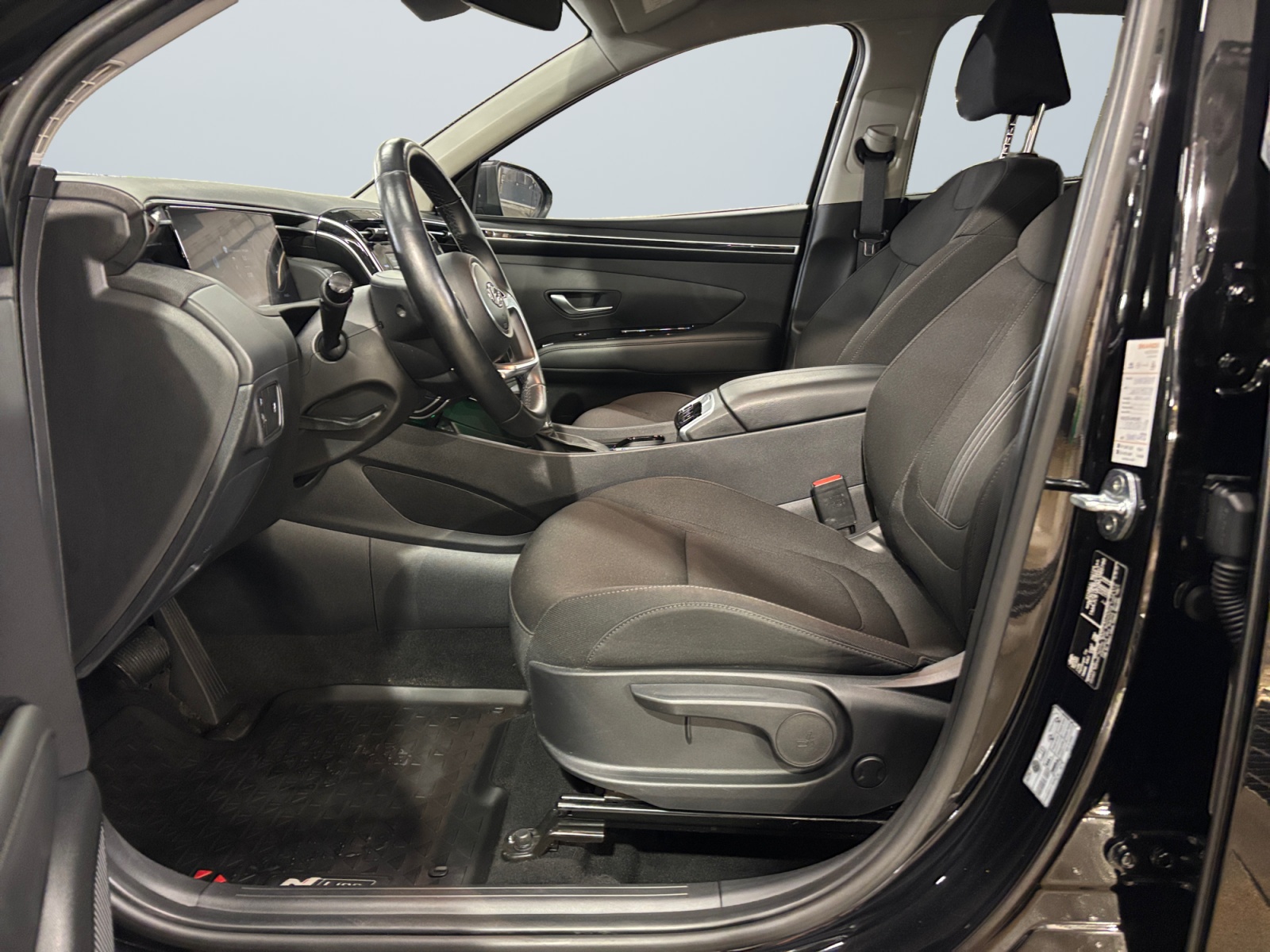 HYUNDATUCSNBLACK2_08_enter-driver-codriver