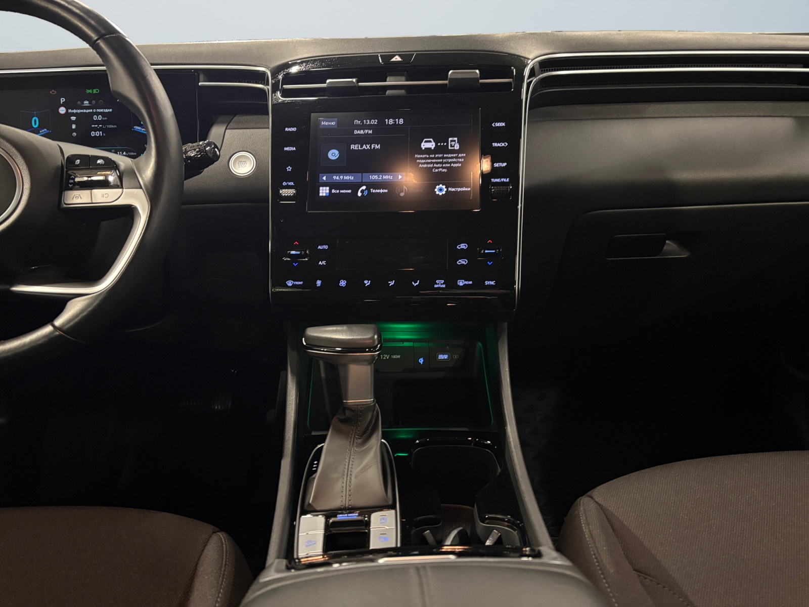 HYUNDATUCSNBLACK2_10_center-console-down