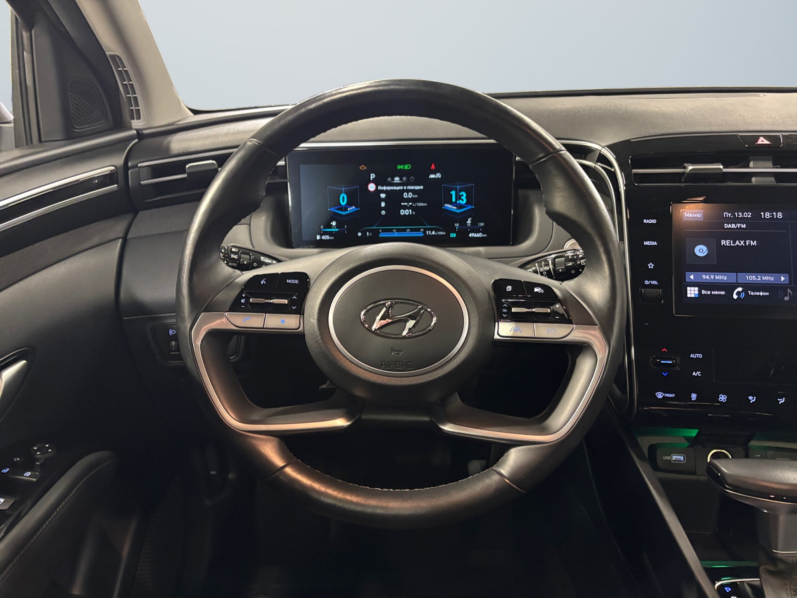 HYUNDATUCSNBLACK2_11_steering-wheel-driver