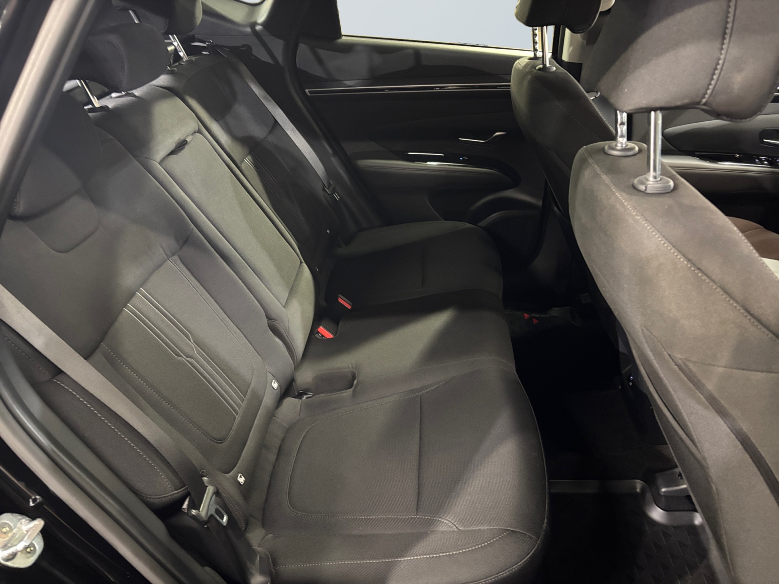 HYUNDATUCSNBLACK2_12_rear-row-driver