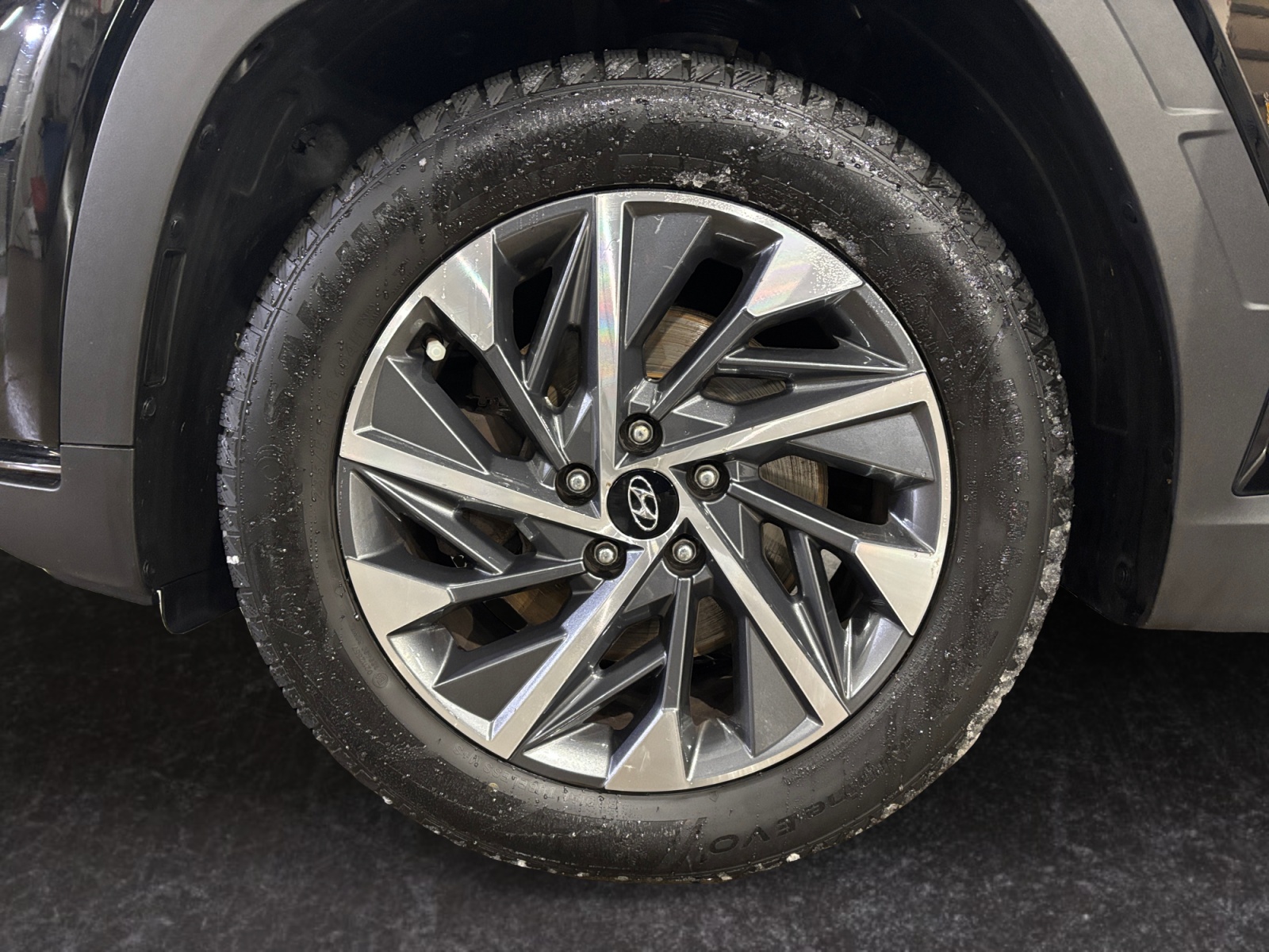 HYUNDATUCSNBLACK2_13_rim-front-left