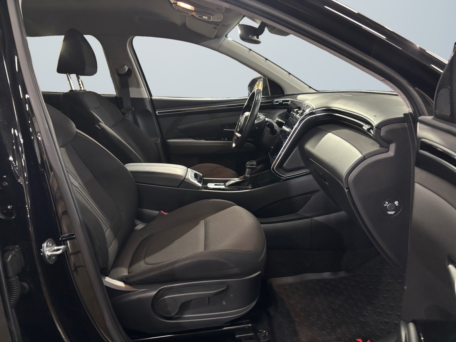 HYUNDATUCSNBLACK2_14_enter-codriver-driver