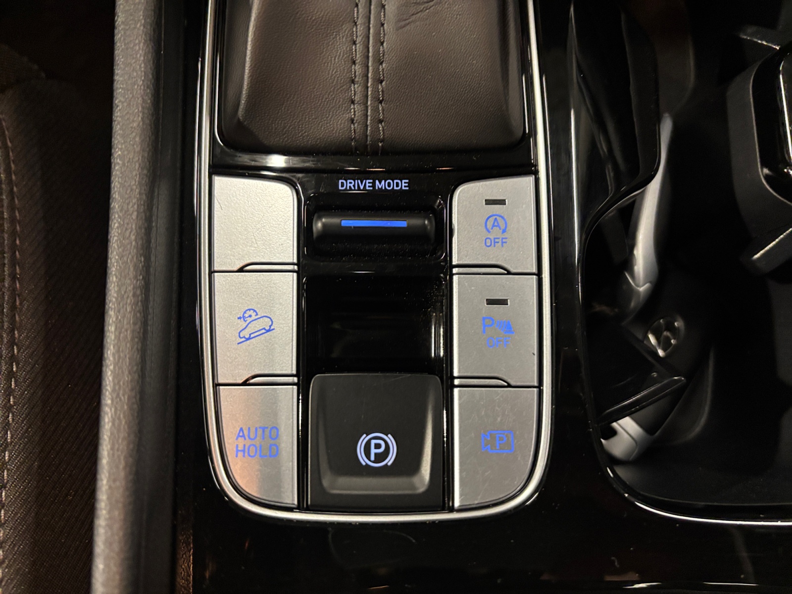 HYUNDATUCSNBLACK2_17_feature-2