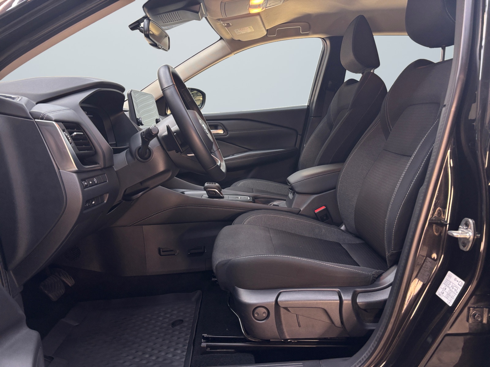 NSSANASHABLACK202_08_enter-driver-codriver