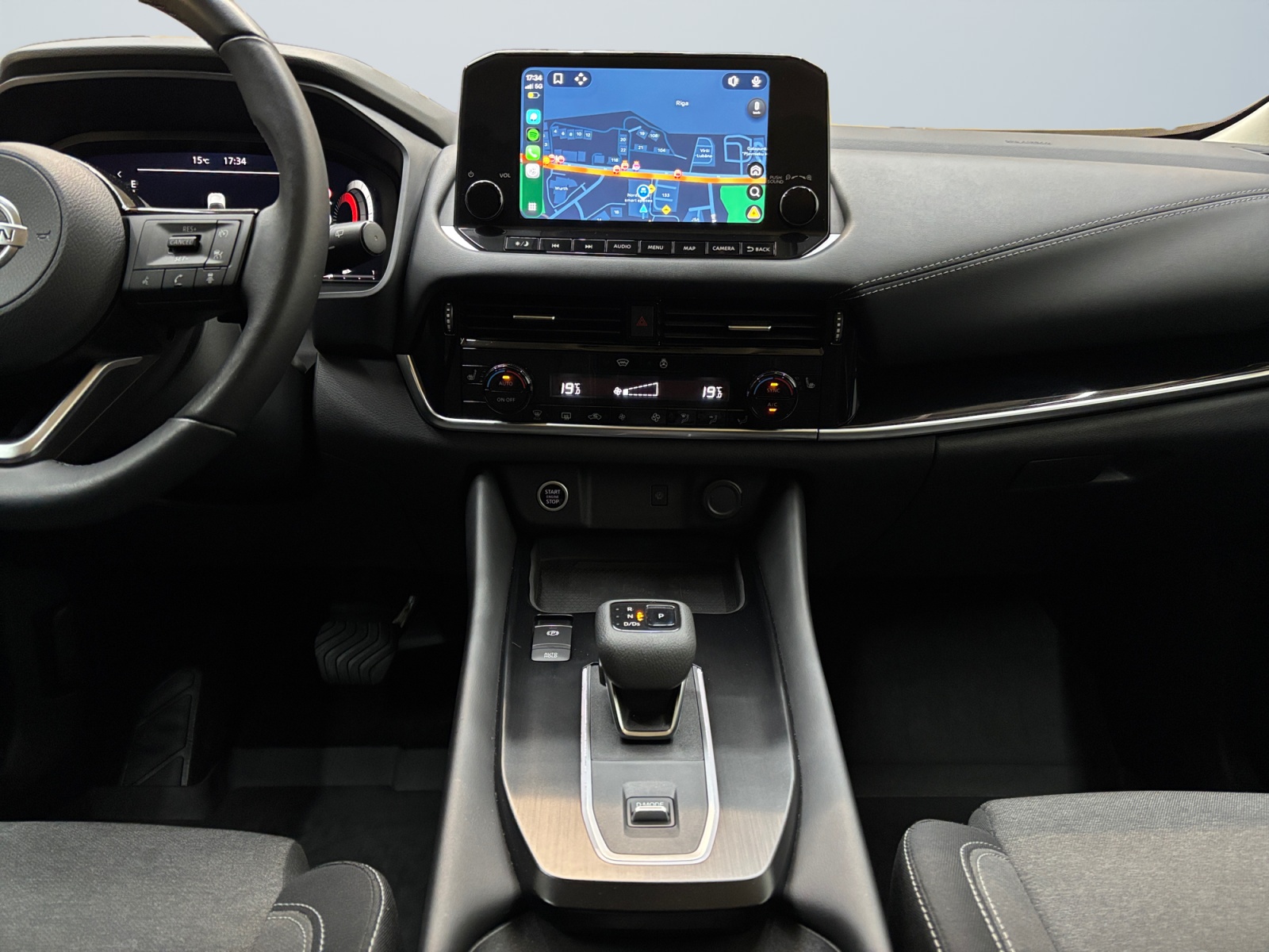 NSSANASHABLACK202_10_center-console-down