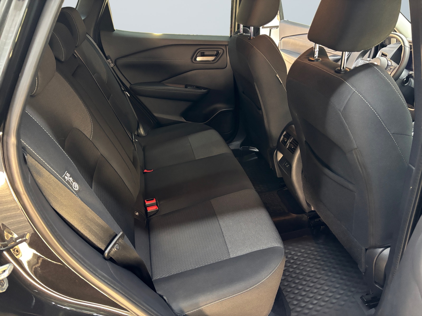 NSSANASHABLACK202_12_rear-row-driver